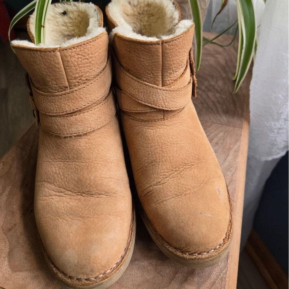 UGG Simmens Leather Buckle Moto Boots Shearling Lined Waterproof 7 - Picture 2 of 11
